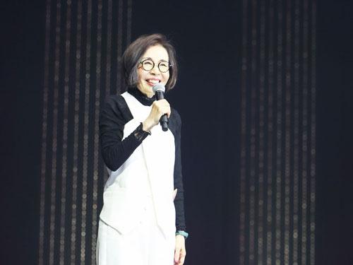 あいさつする和田佳子社長